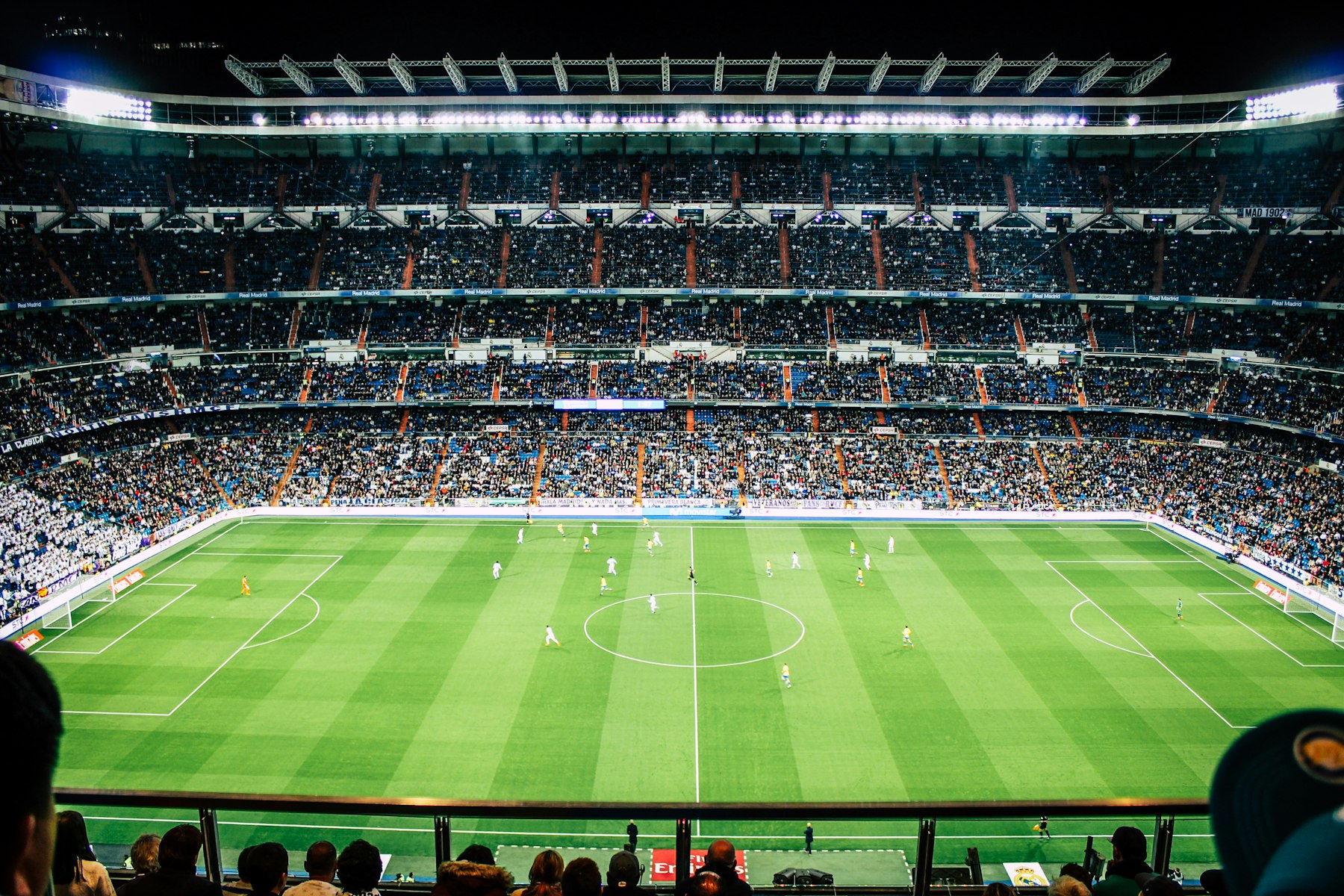 Campo de futebol iluminado à noite